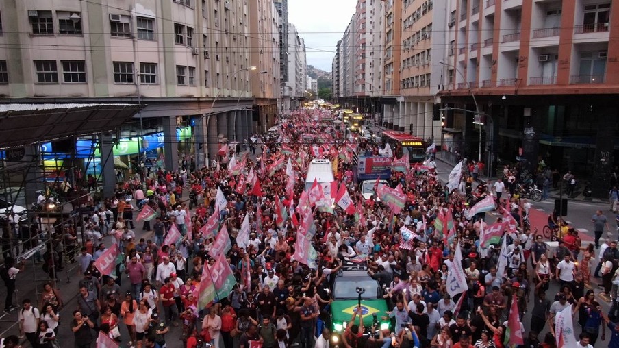 Avenida Ernani do Amaral Peixoto, no Centro de Niterói, foi tomada por apoiadores.