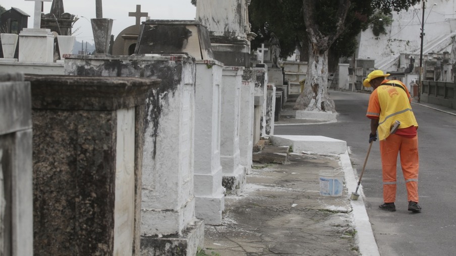 Os três cemitérios municipais, Maruí, São Lázaro e São Francisco Xavier, estarão abertos de 8h às 18h | Foto: Lucas Benevides