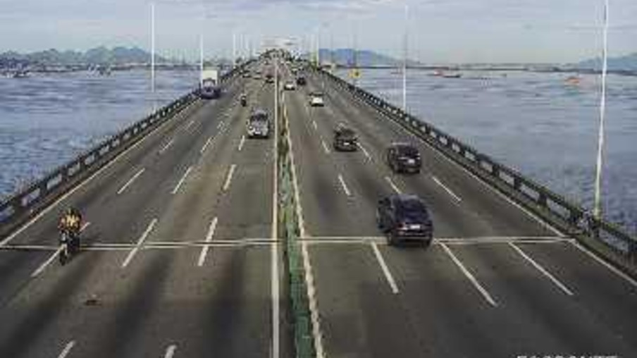 Trânsito flui bem na Ponte Rio-Niterói na manhã desta terça-feira (15).