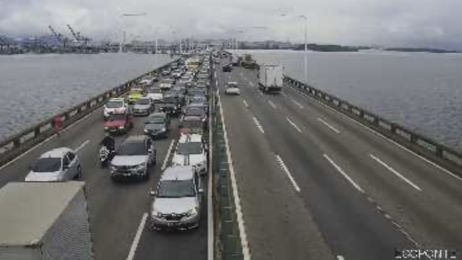 Ocorrência na Ponte Rio-Niterói interdita duas faixas