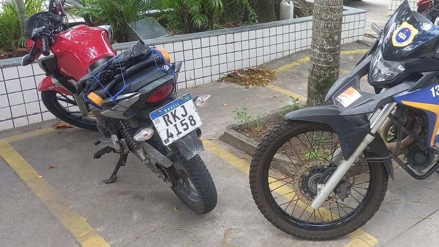Imagens do Cercamento Eletrônico da Prefeitura identificaram duas motos com a mesma placa circulando em Niterói e Maricá com intervalo de cinco minutos