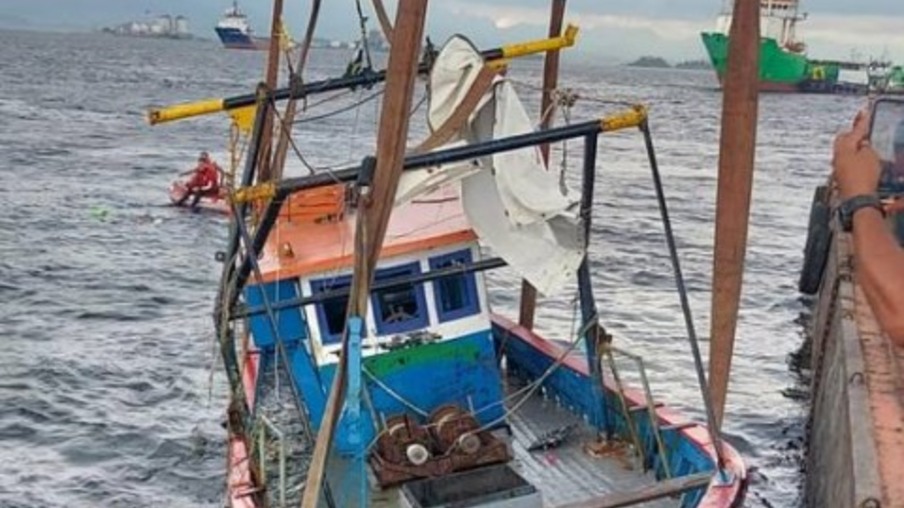 Bombeiros içam a embarcação Caiçara, que naufragou domingo na Baía de Guanabara - Divulgação/CBMERJ/