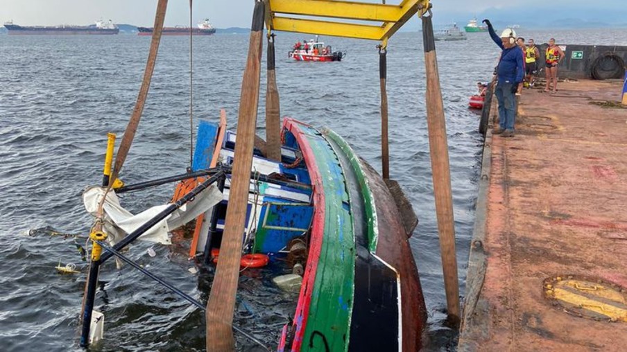 Bombeiros içam a embarcação Caiçara, que naufragou  domingo na Baía de Guanabara - Divulgação/CBMERJ/