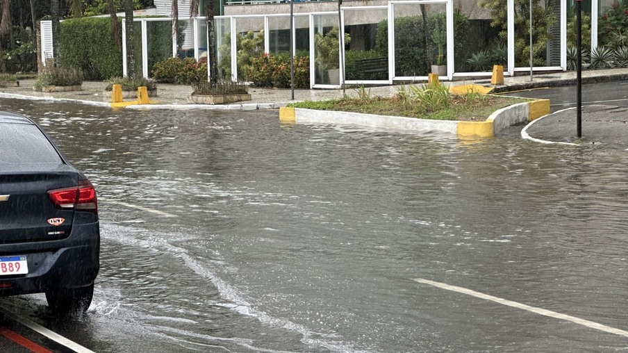 Avenida Silvio Picanço, em Charitas, alagada após chuvas no dia 8 de abril de 2023.