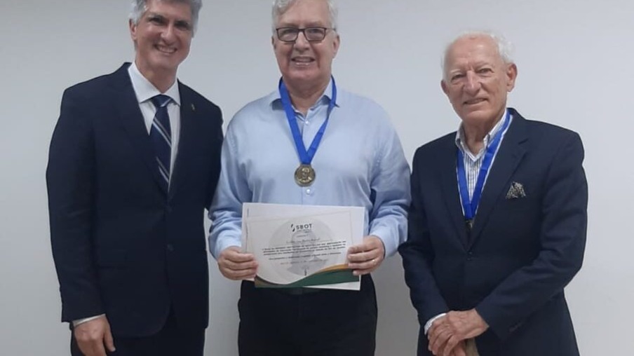 Dr. Marcos Brito da Silva, Presidente da SBOT-RJ, o Médico Ortopedista Dr. Euclides José Martin Amaral e Dr. Karlos Mesquita, ex-presidente da SBOT-RJ de 1982 a 1984.