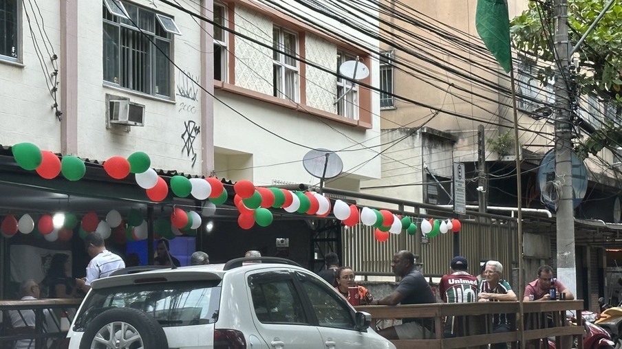 Neste bar na rua Domingues de Sá, em Icaraí, torcedores enfeitaram o local com balões nas cores do clube.