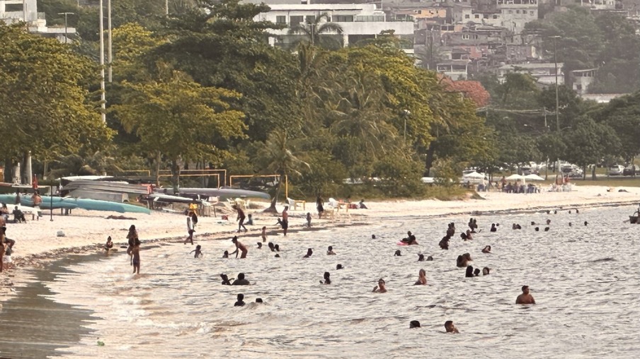 Por volta das 17h, banhistas ainda se refrescavam na Praia de Charitas. Foto: @cidadedeniteroi