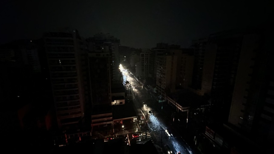 Av. Roberto Silveira no escuro na noite deste sábado (18) | @cidadedeniteroi