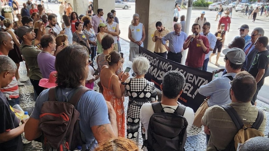 Manifestação aconteceu na porta da loja da Enel em Niterói nesta quinta-feira (23). A cidade enfrenta sérios problemas com a empresa, que há dias deixa moradores sem fornecimento de energia elétrica.