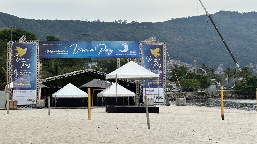 Palco montado na Praia de São Francisco, para os shows de Elba Ramalho e Orquestra Petrobras Sinfônica. Foto: Portal Cidade de Niterói