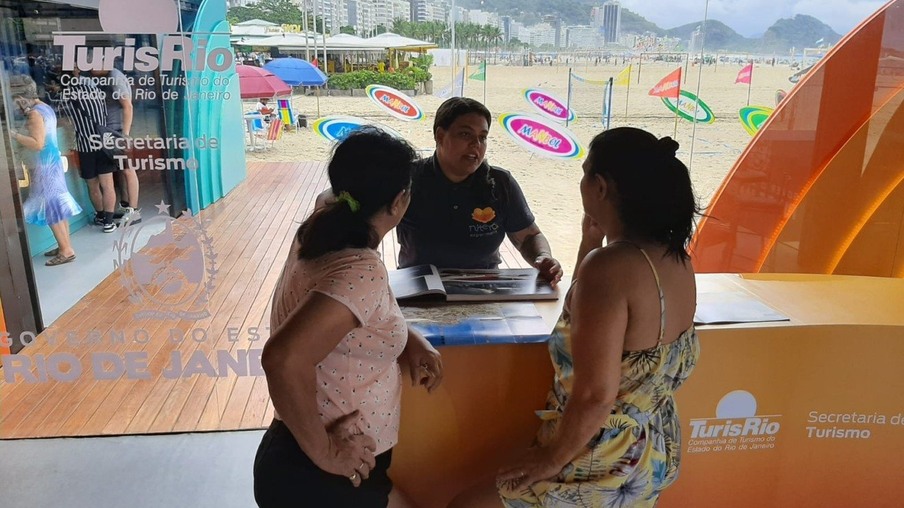 Atendimento sobre Niterói no projeto "Verão #tô no Rio" em Copacabana | Foto: Pedro Conforte