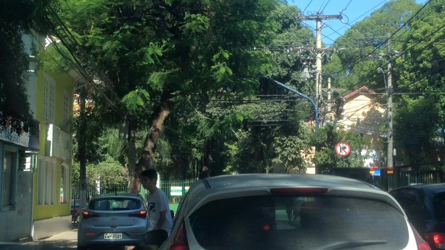 CIDADE: Mem de Sá com Lopes Trovão, galhos cobrindo o sinal de trânsito