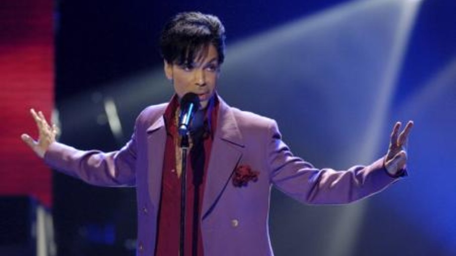 Prince, em foto de arquivo durante performance na final do "American Idol" em 2006. O cantor foi encontrado morto em sua casa aos 57 anos, segundo a mídia dos EUA. 24/05/2006. REUTERS/Chris Pizzello/Files