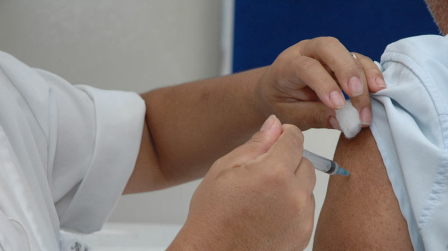 SAÚDE: Mais de 40 salas de vacina abriram neste sábado (24), Dia D da campanha de imunização