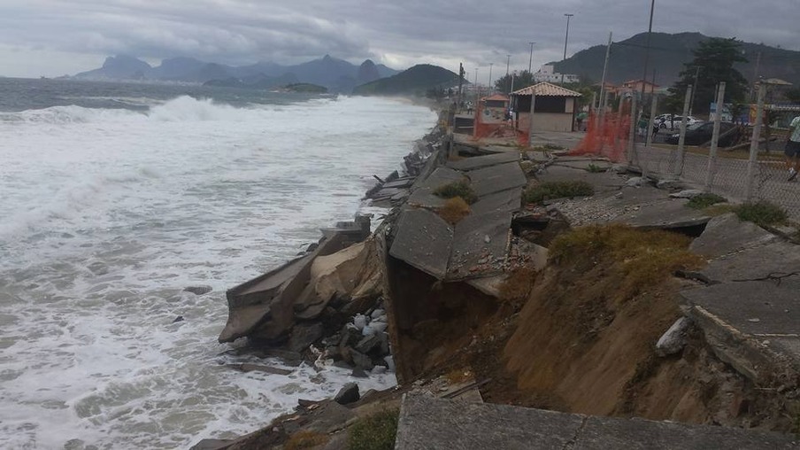 URGENTE: Ressaca destrói parte do calçadão da praia de Piratininga