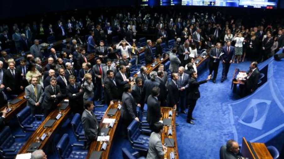 POLÍTICA: Por 55 a 22 votos, Senado abre processo de impeachment e afasta Dilma