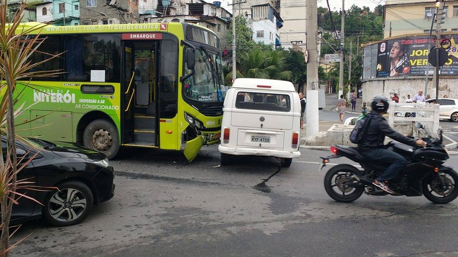 URGENTE: Batida agora no cruzamento da rua Irineu Marinho com Ary Parreiras