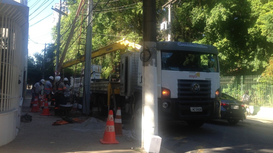 URGENTE: Ampla troca poste na Rua Lopes Trovão esquina com Mem de Sá