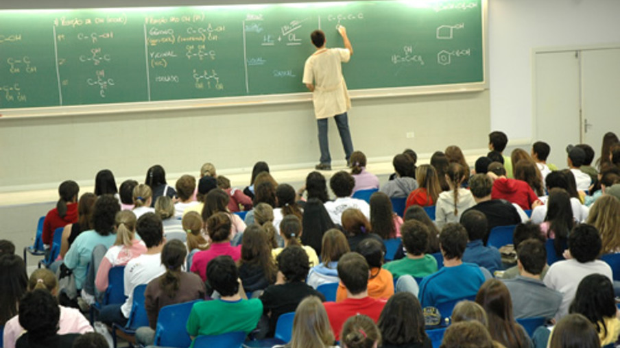 EDUCAÇÃO: Professores no Brasil ganham menos que outros profissionais com a mesma formação