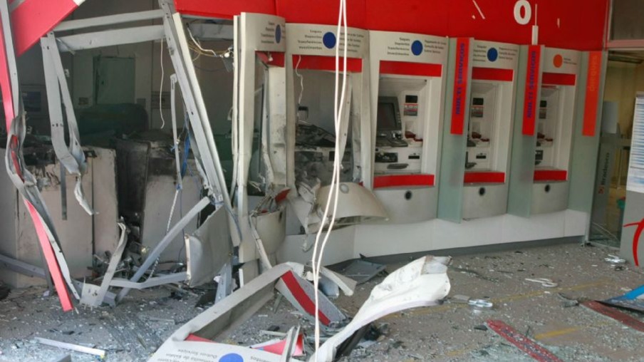 Explosão destruiu caixas eletrônicos em Santana do Parnaíba