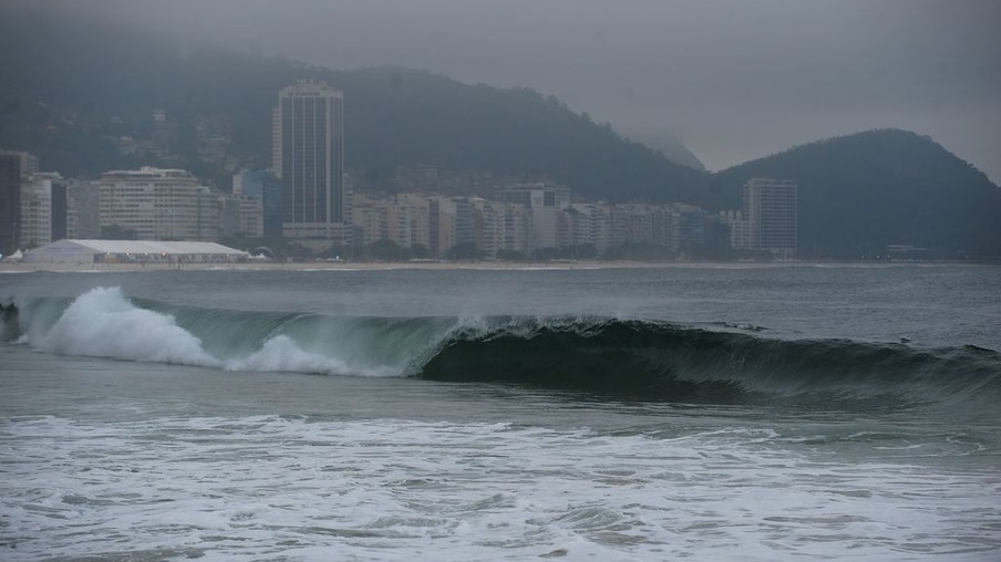 Rio de Janeiro - Mar agitado durante frente fria na praia de Copacabana (Fernando Frazão/Agência Brasil)