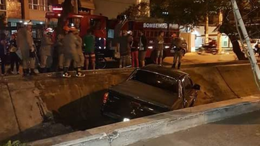 URGENTE: Motorista perde o controle e cai com o carro dentro do canal da Av. Ary Parreiras 