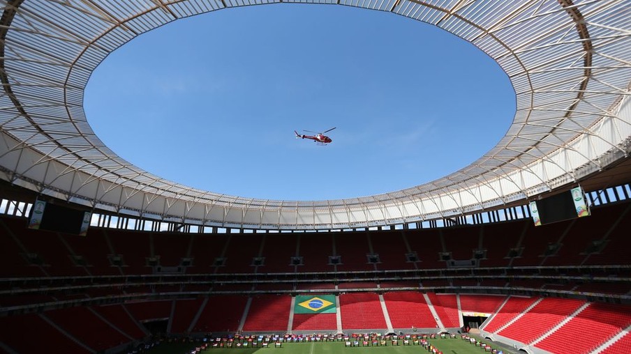 Brasília - Descida da Tocha Olímpica de rapel de helicóptero para o Estádio Nacional de Brasília Mané Garrincha (Fabio Rodrigues Pozzebom/Agência Brasil)