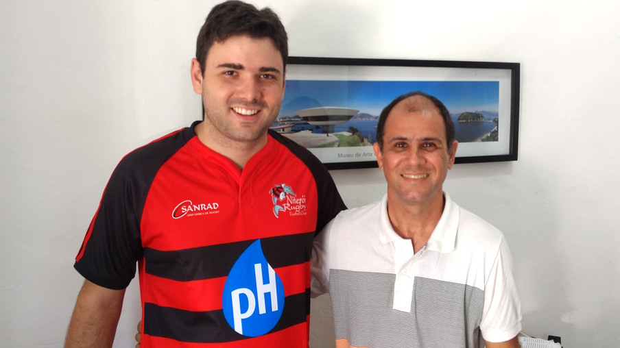 Julio Cesar de Castro recebe das mãos de Ricardo Lúcio Portugal a nova camisa oficial do Niterói Rugby