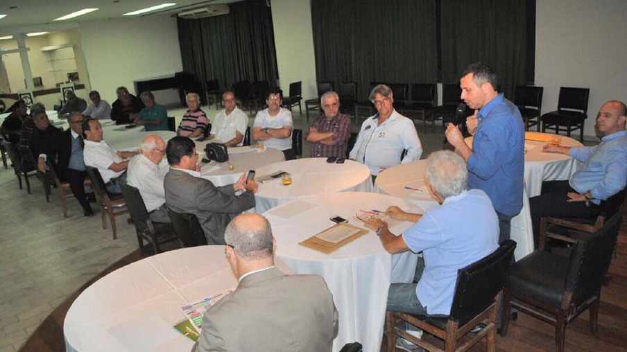 POLÍTICA: Felipe Peixoto(PSB) se reúne com Comodoros e Presidentes de Clubes de Niterói