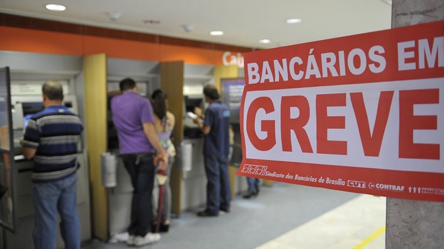 PAÍS: Bancários fazem assembleia e decidem manter greve