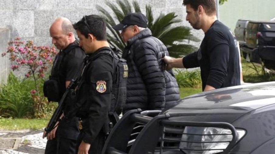 PAÍS: Mantega chega à sede da Polícia Federal em São Paulo e será levado para Curitiba