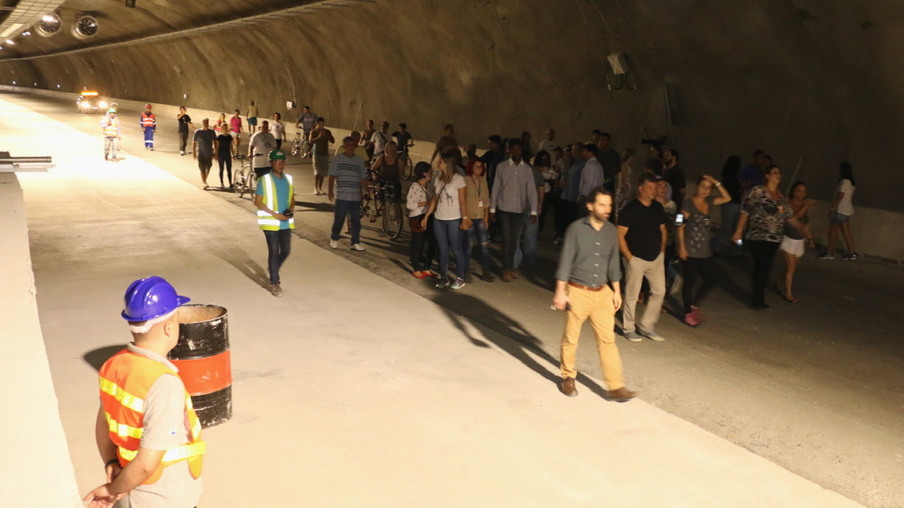 CIDADE: Vice-prefeito Axel Grael lidera travessia no túnel Charitas-Cafubá