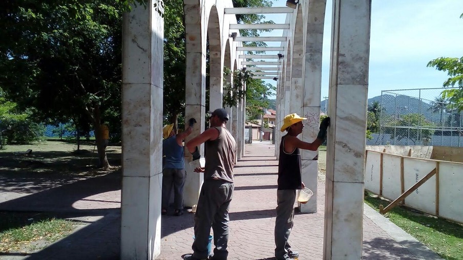 CIDADE: CLIN realiza remoção de pichação na Praça do Descobrimento
