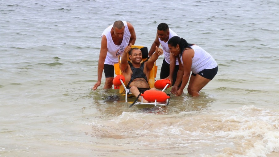 Praia de Icaraí recebe uma série de atividades para pessoas com deficiência