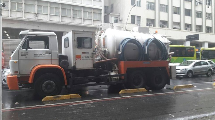 CIDADE: Reforço na limpeza de bueiros e canais contribui para o rápido escoamento das vias que alagaram em função da chuva de ontem em Niterói