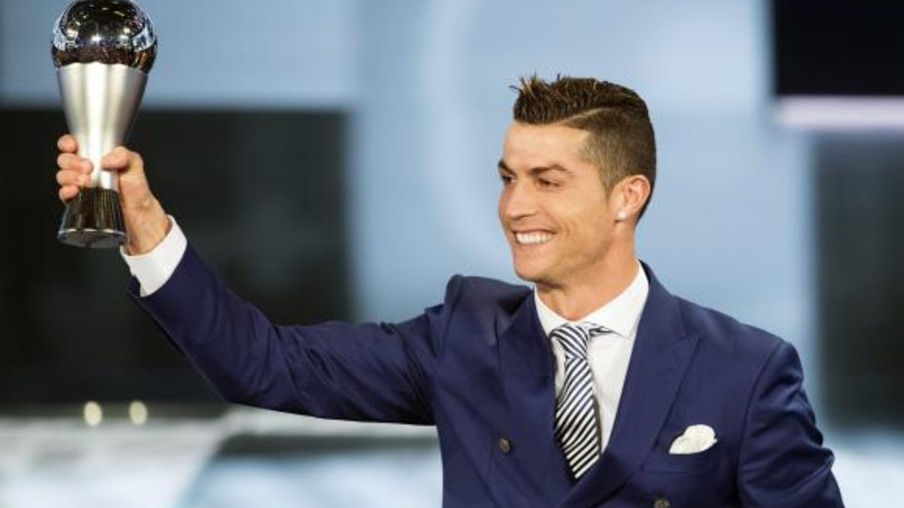ESPORTES: Cristiano Ronaldo ganha prêmio de melhor jogador do ano da Fifa