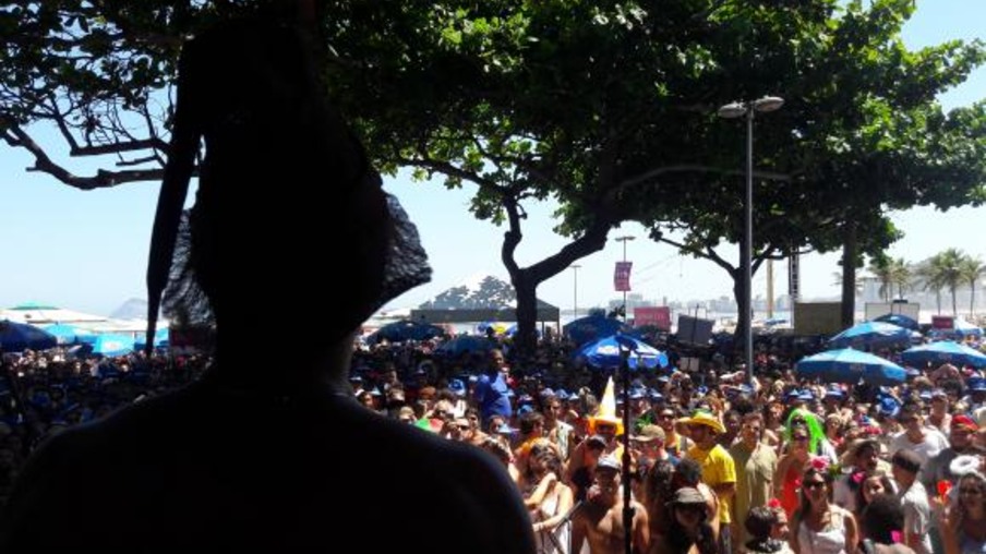 RIO: Pequenos blocos fazem a festa de milhares de foliões pelas ruas do Rio