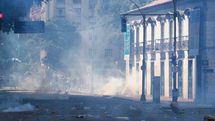 URGENTE: Manifestantes e PMs se enfrentam em frente à Alerj