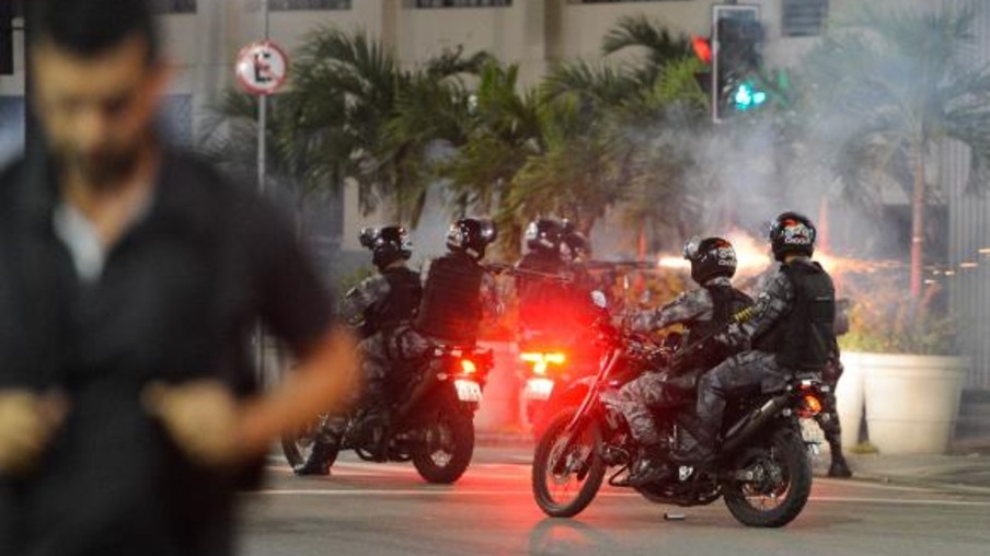 RIO: PM reprime manifestantes e joga bombas dentro de bar no centro do Rio