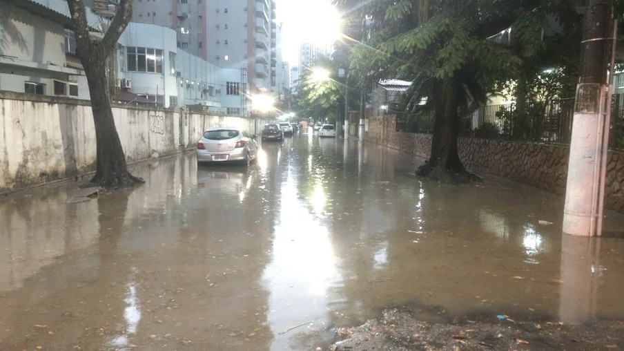 CIDADE: 20 min de chuva e vários pontos de alagamento em Niterói