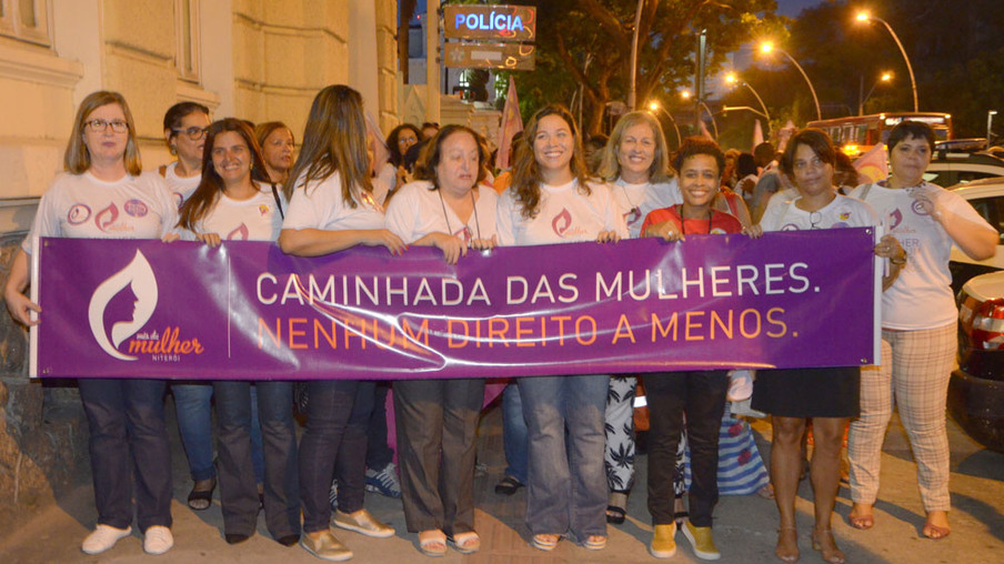 SOCIAL: Caminhada reúne centenas de mulheres no Centro de Niterói