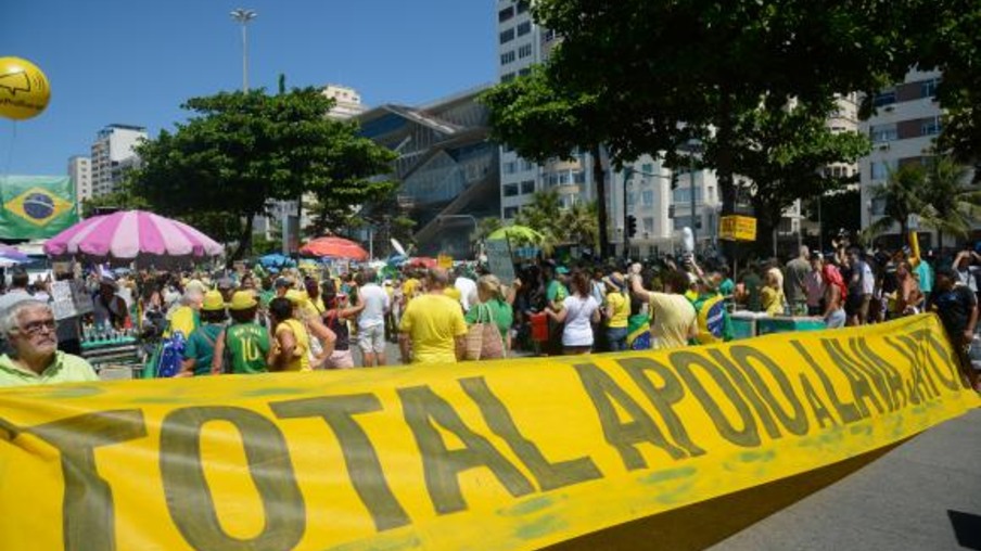 GERAL: No Rio, manifestação reúne centenas em apoio à Lava Jato e contra a impunidade