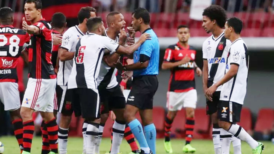 ESPORTES: Flamengo sofre empate no fim e fica no empate em jogo polêmico contra o Vasco