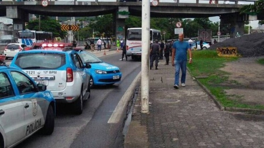 URGENTE: Criminosos assaltam ônibus na subida da PONTE e fazem reféns