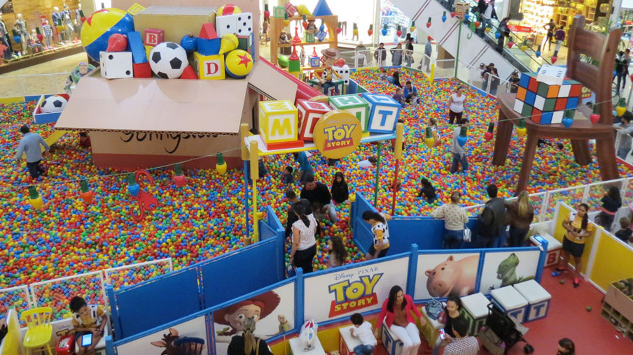EVENTOS: "Quarto do Andy" um mar de bolinhas de Toy Story no Plaza Shopping até 23/04