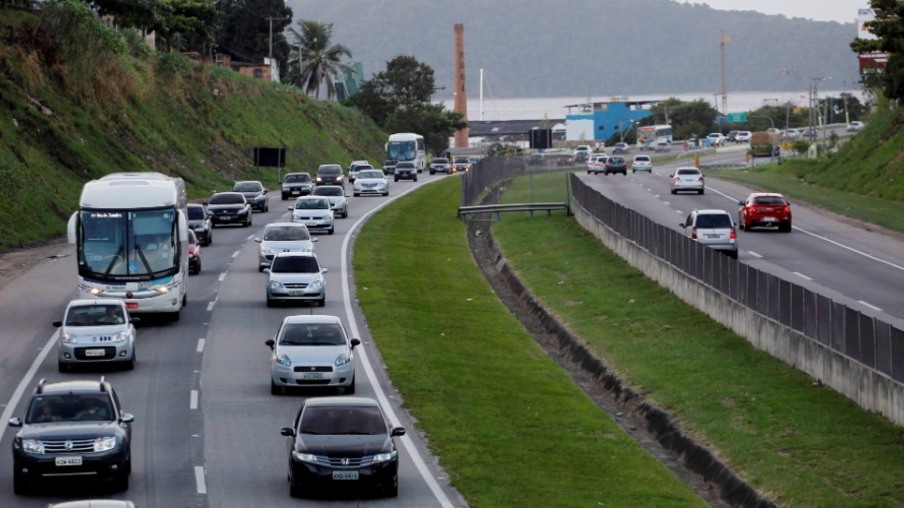 GERAL: Volta do feriado tem pontos de retenção nas estradas do Rio de Janeiro