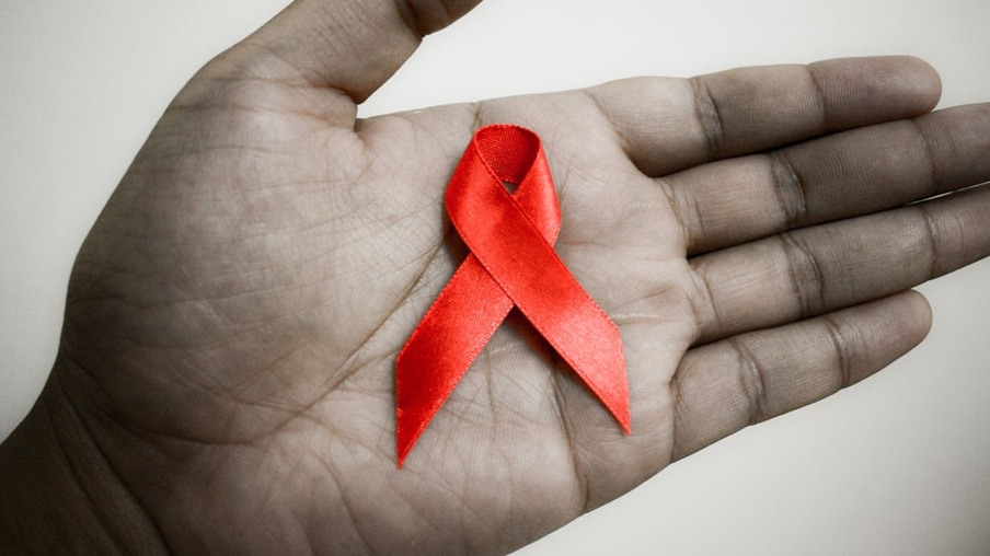 SAÚDE: Câmara aprova criação do Dezembro Vermelho para ações de combate à Aids