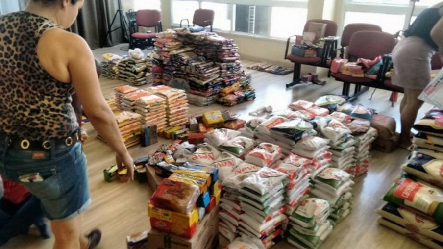 Niterói recebe doação de alimentos para servidores do Estado