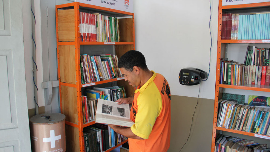 CLIN recicla livros abrindo biblioteca para funcionários