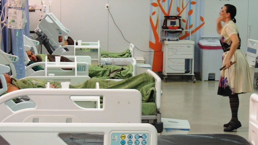 Doutores da Alegria leva cordel para hospital em São Gonçalo
